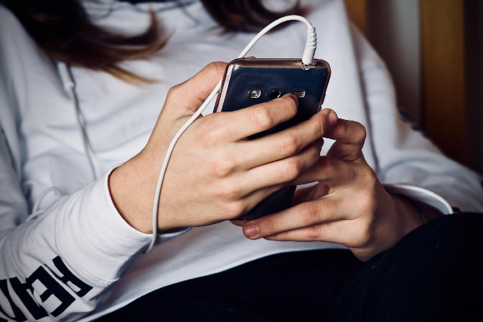 Billede af kvinde med telefon